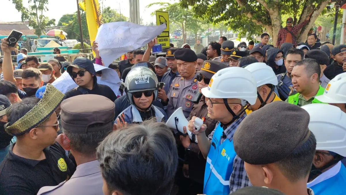 Massa Barisan Pemuda Melayu (BPM) Kalimantan Barat menggelar unjuk rasa di depan Kantor PT PLN (Persero) UID Kalbar pada Rabu (8/7). (ISTIMEWA)