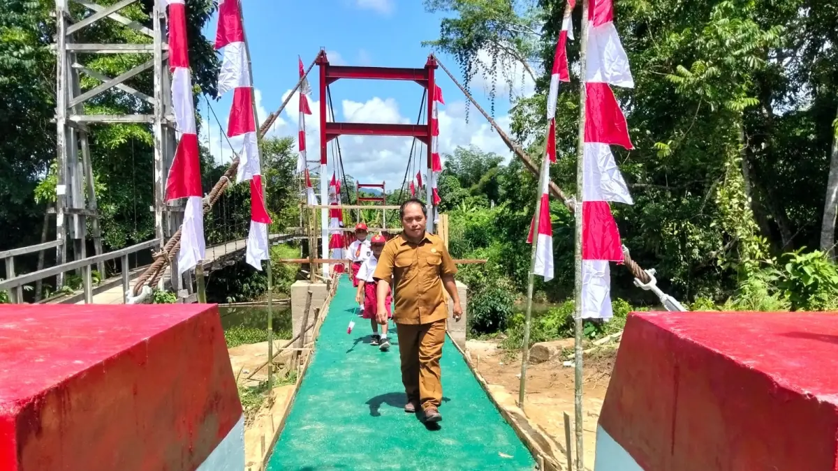 Masyarakat Desa Sekuba Kecamatan Selimbau yang sudah memanfaatkan jembatan yang sudah dibangun Kodim Putussibau. (IST)