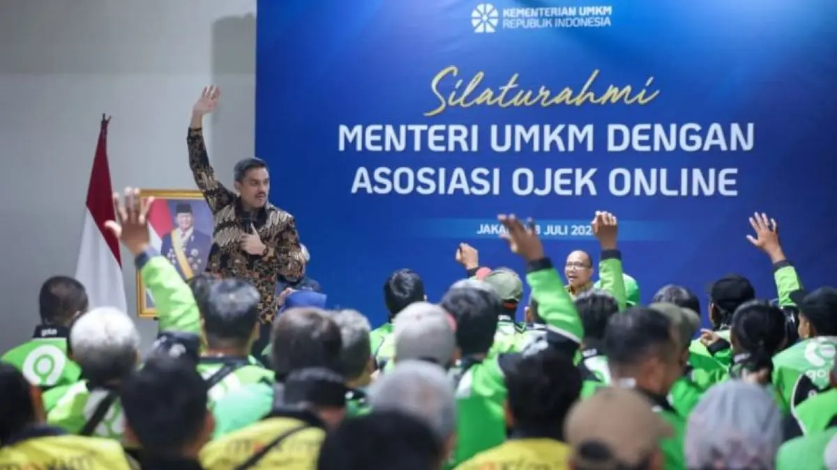 Menteri Usaha Mikro, Kecil, dan Menengah (UMKM) Maman Abdurrahman berdialog dengan pengemudi ojek daring (ojol) di Kantor Kementerian UMKM, Jakarta, Rabu (8/7/2026). (ANTARA/HO-Kementerian UMKM)