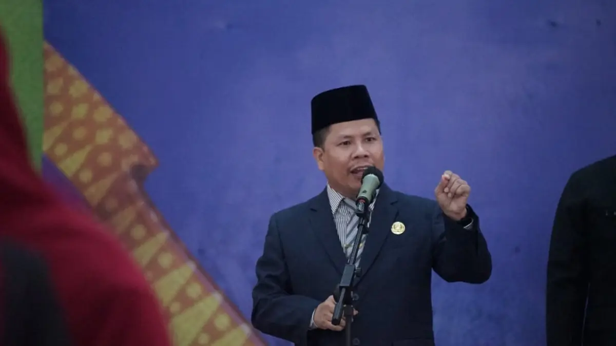 PELANTIKAN: Bupati Sambas, Satono, saat melantik sejumlah pejabat di Lingkungan Pemkab Sambas belum lama ini.