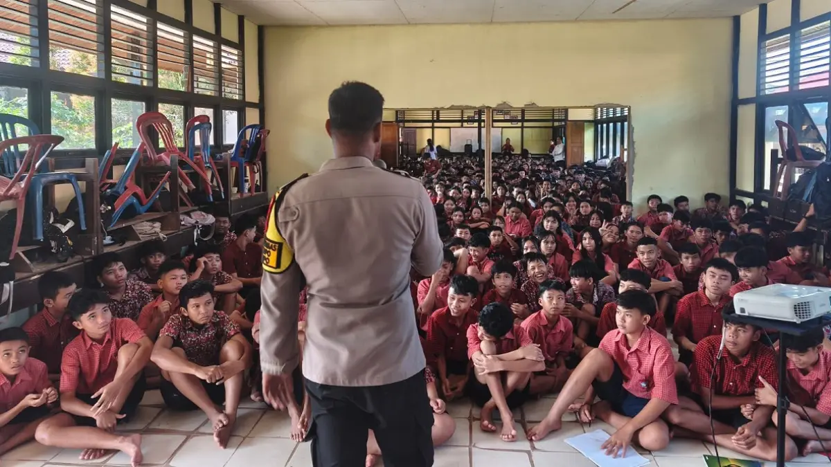 Personel Personel Bhabinkamtibmas Polsek Ngabang memberikan pembinaan dan penyuluhan kepada siswa SMP Negeri 1 Jelimpo, Kabupaten Landak, Rabu (8/7). (HUMAS POLRES LANDAK)