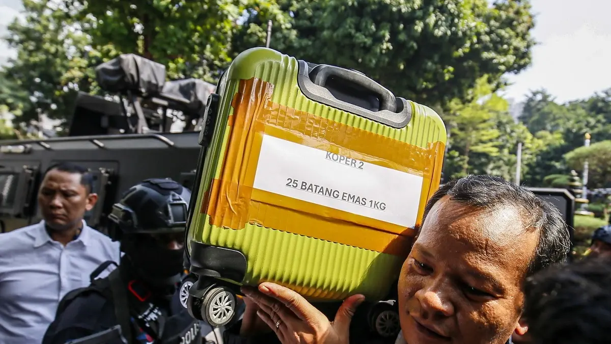 Petugas mengeluarkan barang bukti sitaan hasil penggeledahan sebuah rumah mewah di kawasan Sentul sebagai bagian dari penyidikan dugaan tindak pidana korupsi dan tindak pidana pencucian uang (TPPU). (SALMAN TOYIBI/JAWA POS)