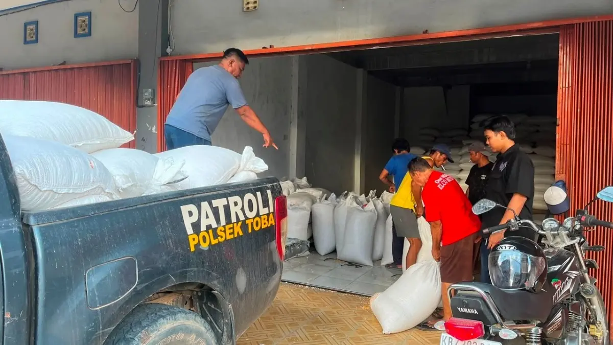 Polsek Toba mengirimkan jagung pipil kering ke gudang Bulog Kabupaten Sanggau pada Rabu (8/7). (ISTIMEWA)