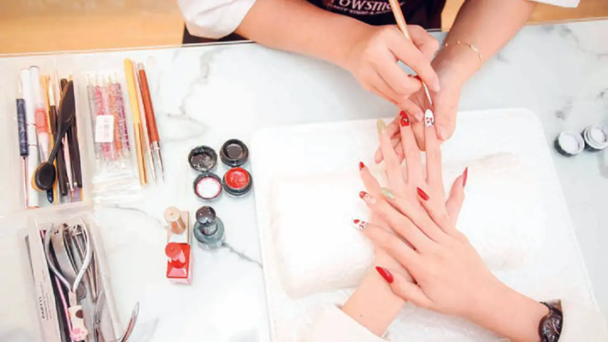Proses memasang nail art menggunakan kuteks gel yang dikeringkan di bawah lampu UV. (DOK JAWAPOS)