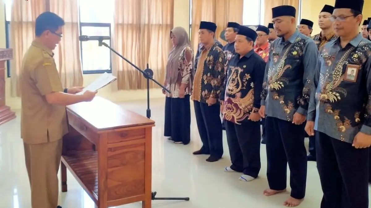 Sekda Ismail saat melantik Pengurus BP4 Mempawah.