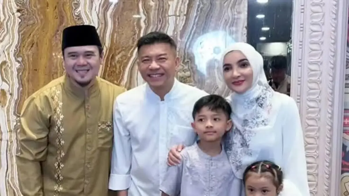 Ustaz Hilman Fauzi saat bersama keluarga artis papan atas Anang Hermansyah 