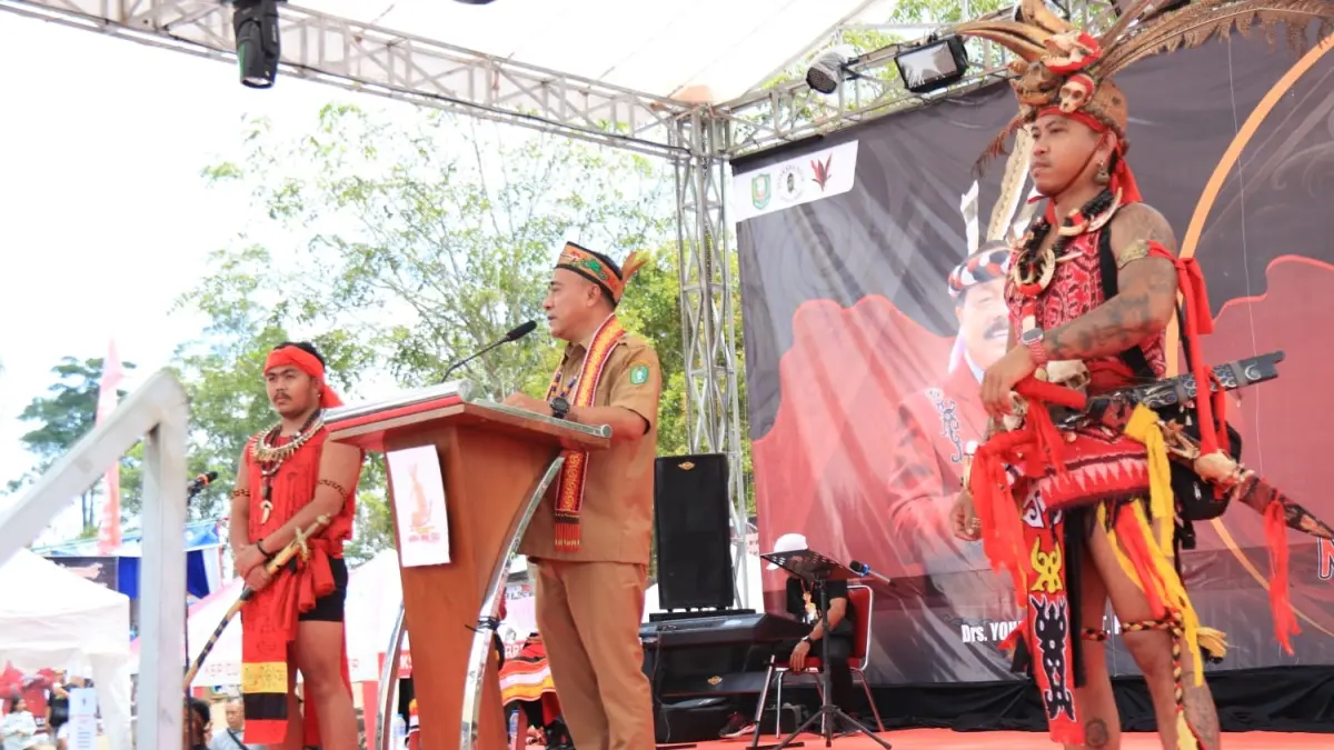 Wagub Kalbar Krisantus Kurniawan menyampaikan sambutan saat membuka Gawai Adat Dayak Nosu Minu Podi XXII Kabupaten Sanggau di Rumah Betang Dori