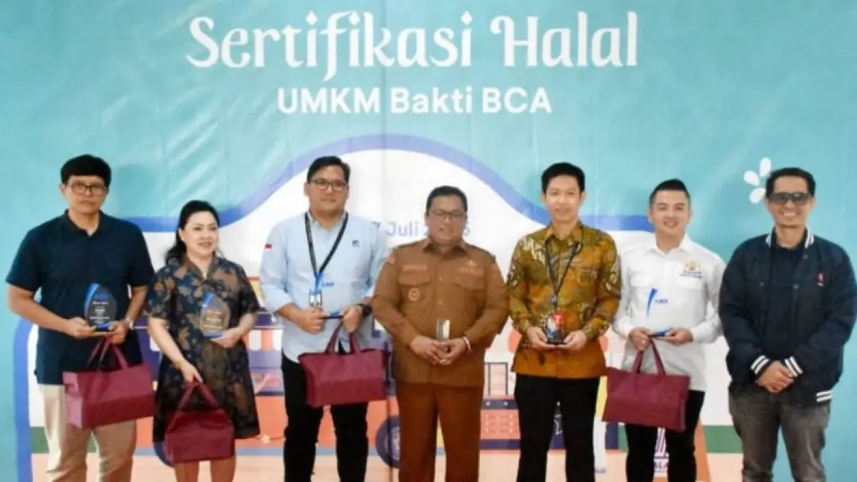 Wakil Bupati Kubu Raya Sukiryanto saat menghadiri kegiatan Sertifikasi Halal dan UMKM Bakti BCA di Sungai Raya, Rabu (8/7). (Antara)