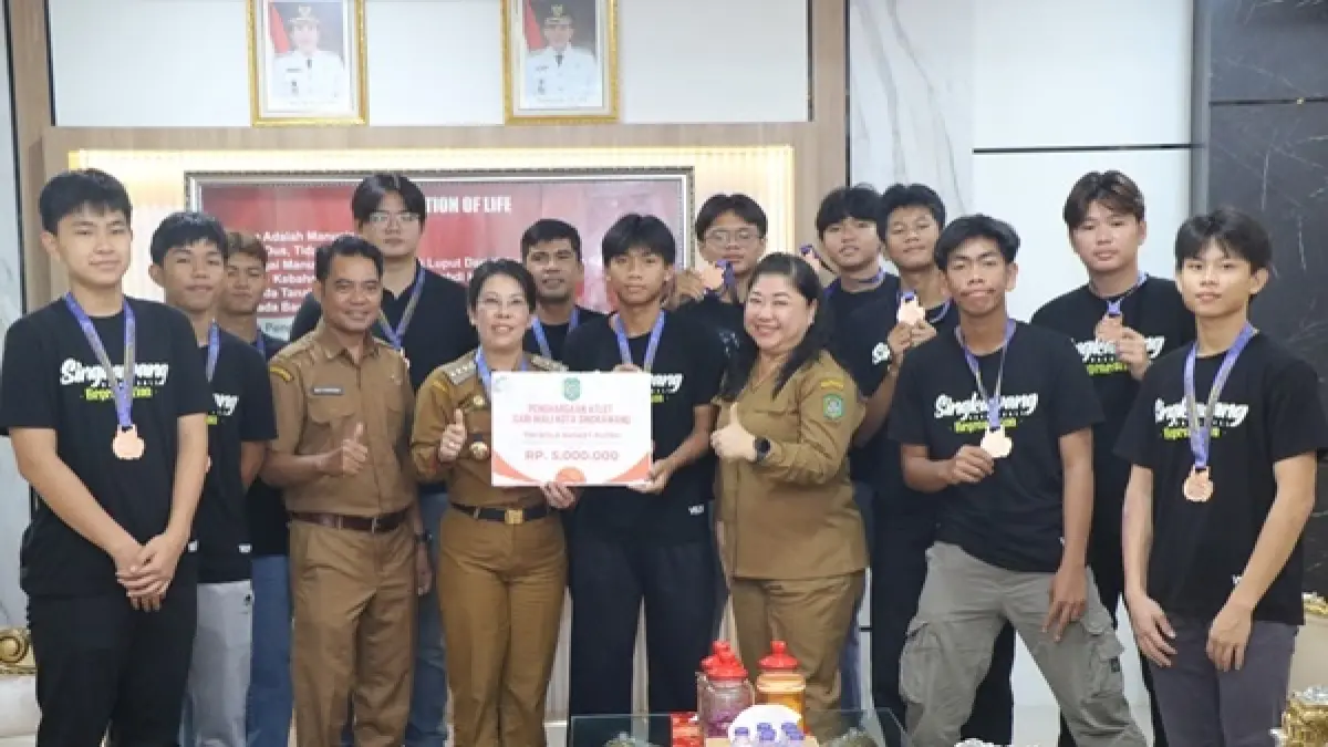 Wali Kota Singkawang Tjhai Chui Mie memberikan apresiasi kepada Tim Basket Putra Perbasi Kota Singkawang. (ISTIMEWA)