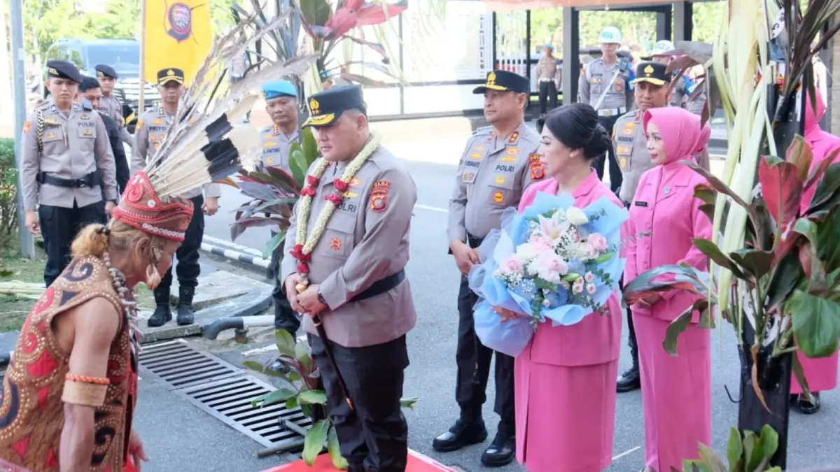 Kapolda Kalbar, Irjen Pol Alberd Teddy Benhard Sianipar mengikuti ritual adat penyambutan saat tiba di Mapolda Kalbar, Jumat (10/7) pagi. Tradisi tersebut menjadi bagian dari rangkaian Farewell and Welcome Parade sebagai simbol dimulainya estafet kepemimpinan di Polda Kalbar. (POLDA KALBAR FOR PONTIANAK POST)