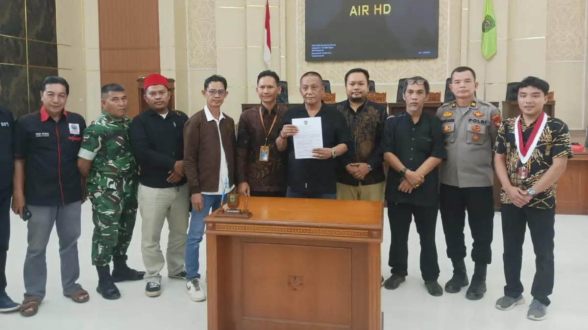 DPRD Kota Singkawang menggelar Rapat Dengar Pendapat (RDP) bersama manajemen PLTU 1 Kalbar, PT PLN (Persero), dan Aliansi Masyarakat membuahkan tiga poin kesepakatan penting demi menjamin hak konsumen dan mempercepat penyelesaian krisis kelistrikan di Kota Singkawang pada Jumat (10/7). (ISTIMEWA)