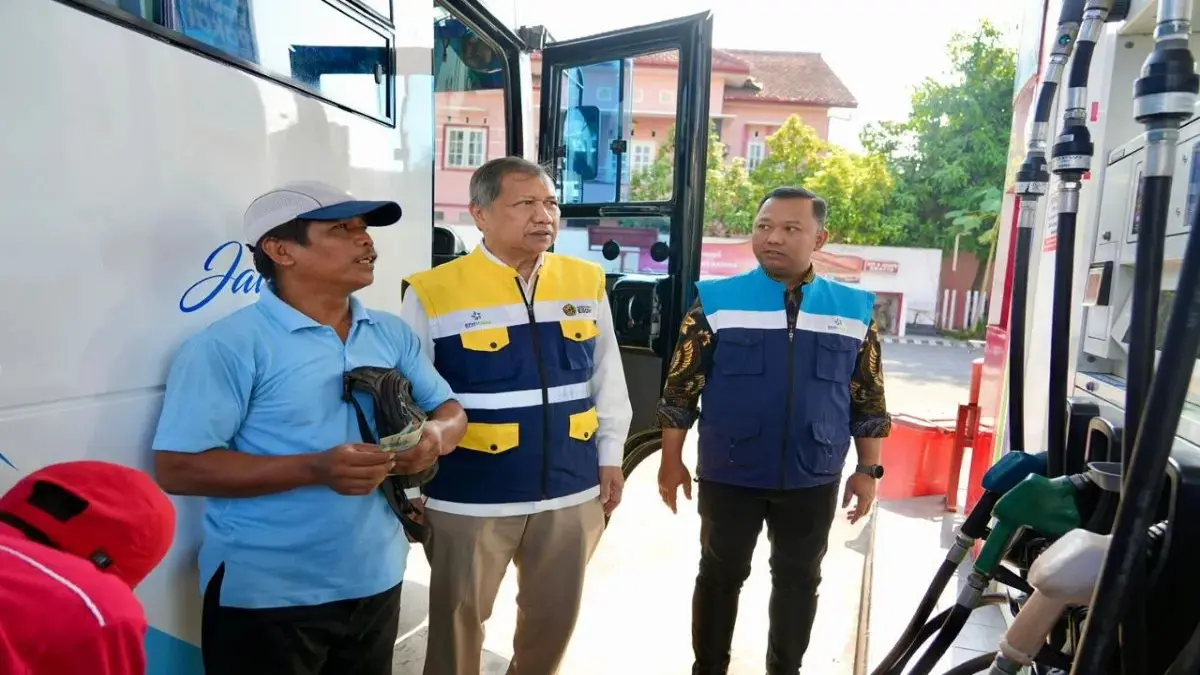 Anggota Komite BPH Migas Harya Adityawarman melakukan pengawasan ke salah SPBU di Yogyakarta. (BPH MIGAS)