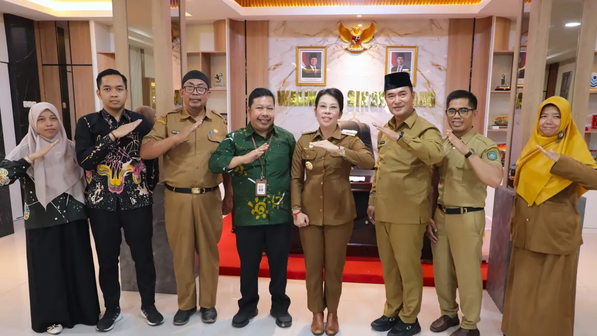 Audiensi Direktur Pemberdayaan Sosial Keluarga Miskin dan Rentan Kementerian Sosial RI di Ruang Kerja Wali Kota Simgkawang. (ISTIMEWA)