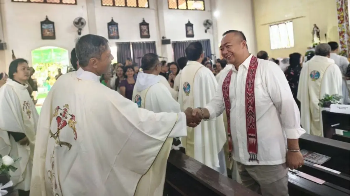Bupati Ketapang, Alexander Wilyo, menghadiri upacara pentahbisan empat imam baru Keuskupan Ketapang di Simpang Hulu, Rabu (8/7).(IST)