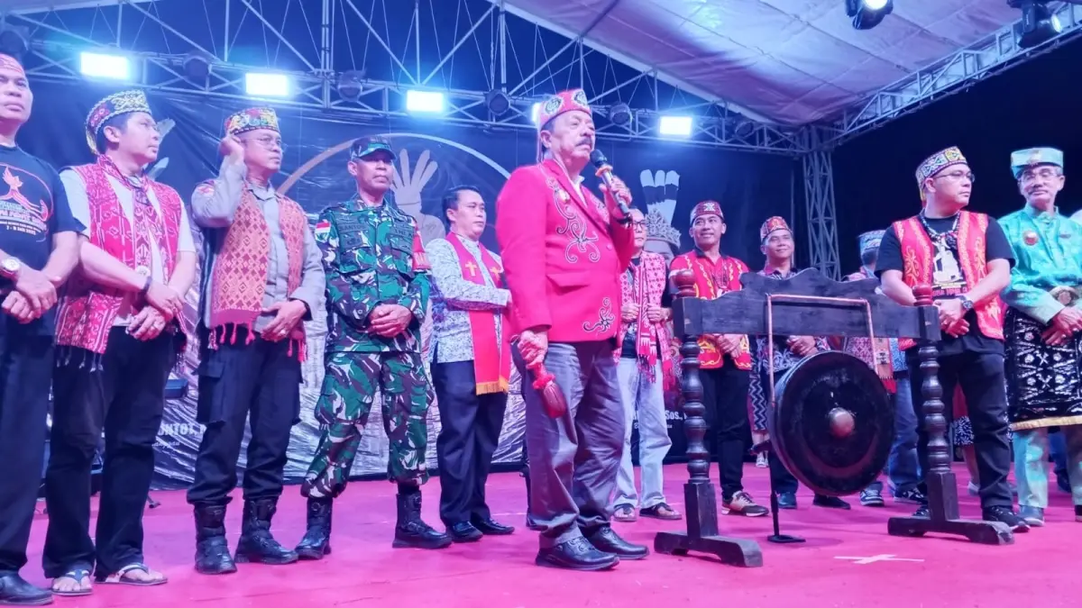 Bupati Sanggau Yohanes Ontot secara resmi menutup Gawai Dayak Nosu Minu Podi XXII Kabupaten Sanggau Tahun 2026 di Rumah Betang Raya Dori