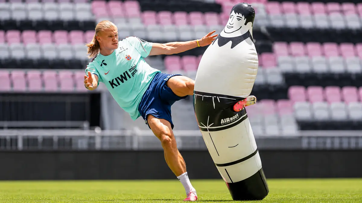 Erling Haaland saat sesi latihan Tim Norwegia jelang menghadapi Inggris pada perempat final Piala Dunia 2026 (12/7). (IG@herrelandslaget)