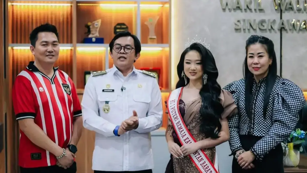 Gladys Princess Betaria menerima apresiasi atas keberhasilannya menjadi finalis Puteri Remaja Indonesia Kalbar 2026. (ISTIMEWA)