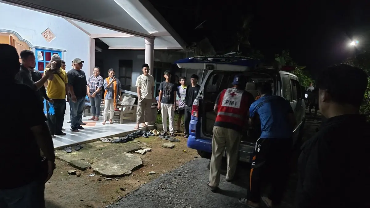 Jenazah warga Desa Pasir, Kecamatan Mempawah Hilir, Firdaus dievakuasi dari lokasi ditemukan.
