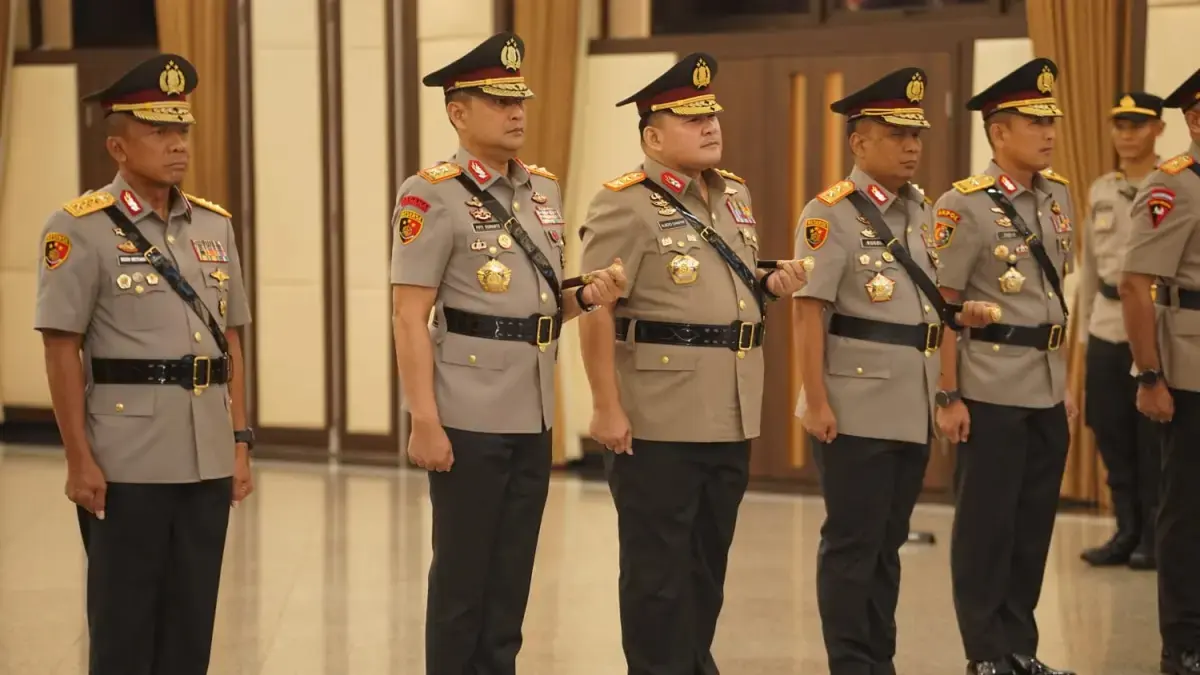 Kapolri Jenderal Pol. Listyo Sigit Prabowo resmi melantik Irjen Pol. Alberd Teddy Benhard Sianipar (tiga dari kiri),&nbsp; sebagai Kepala Kepolisian Daerah Kalimantan Barat (Kapolda Kalbar) dalam upacara yang digelar di Mabes Polri, Jakarta. (HUMAS POLRI)