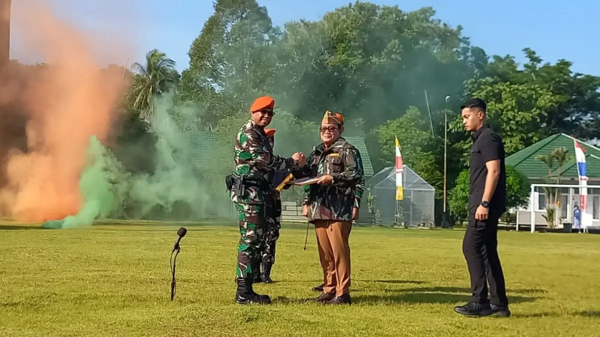 Panglima Korpasgat, Marsdya TNI Deny Muis menyematkan pakaian loreng kepada Bupati Kubu Raya, Sujiwo, sebagai Warga Kehormatan Korpasgat, Jumat (10/7). (WANDI/PONTIANAK POST)