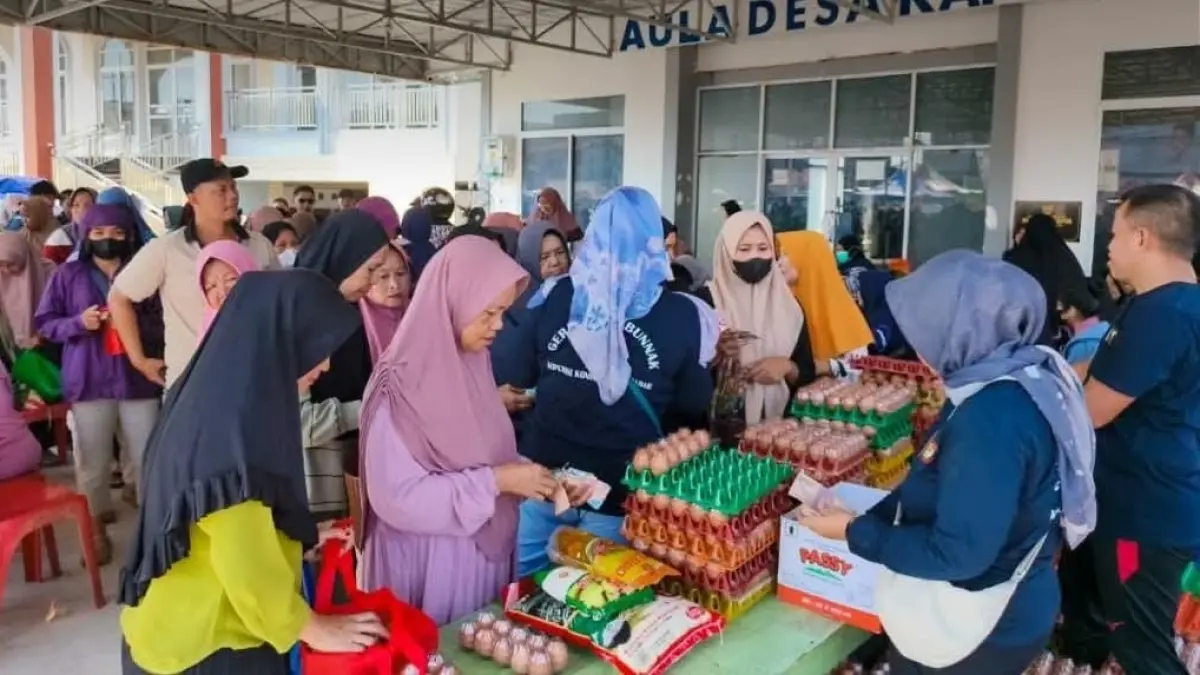 Para warga Desa Kapur tampak antusias membeli paket sembako pada Gerakan Pangan Murah yang digelar Pemerintah Kabupaten Kubu Raya di Halaman Kantor Desa Kapur, Kamis (9/7). (Sukiryanto)