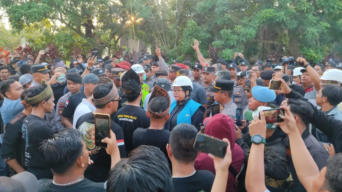 Personel gabungan TNI-Polri mengamankan aksi ratusan massa BPM Kalbar menggelar aksi unjuk rasa di depan Kantor PLN UID Kalbar, Sungai Raya, Rabu (8/7).// (IST)