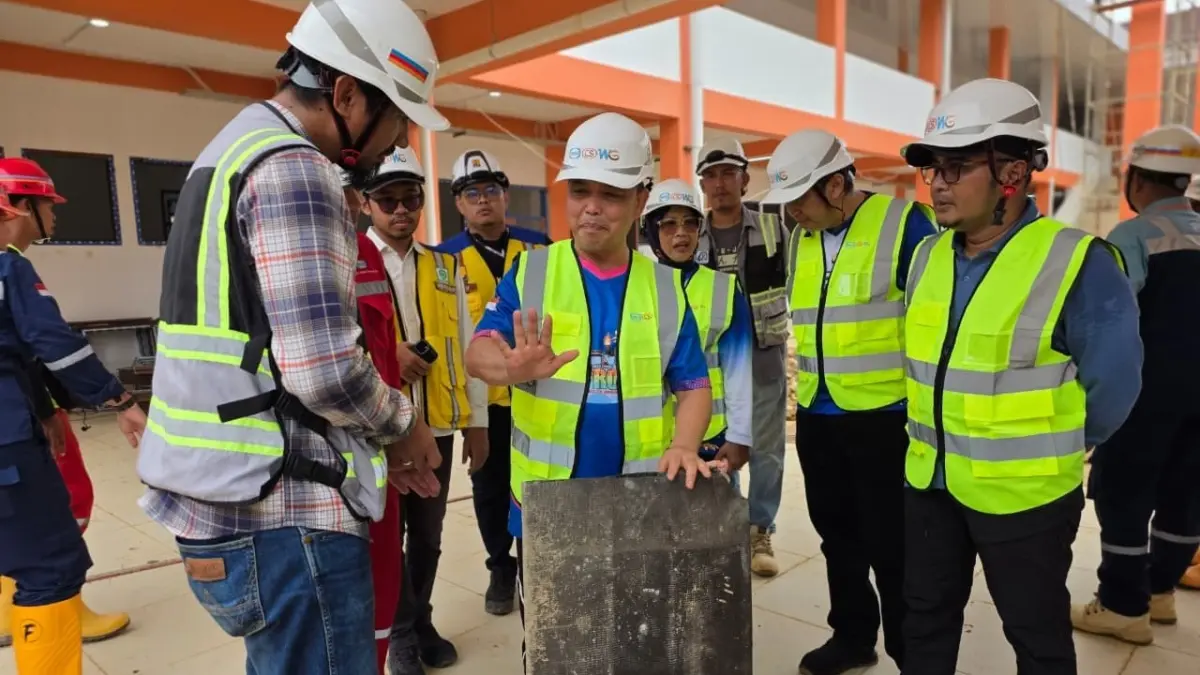 Ria Norsan meninjau progres pembangunan Sekolah Rakyat di Kelurahan Sagatani, Singkawang Selatan, yang ditargetkan mulai beroperasi pada September 2026. (ADPIM PROV KALBAR)