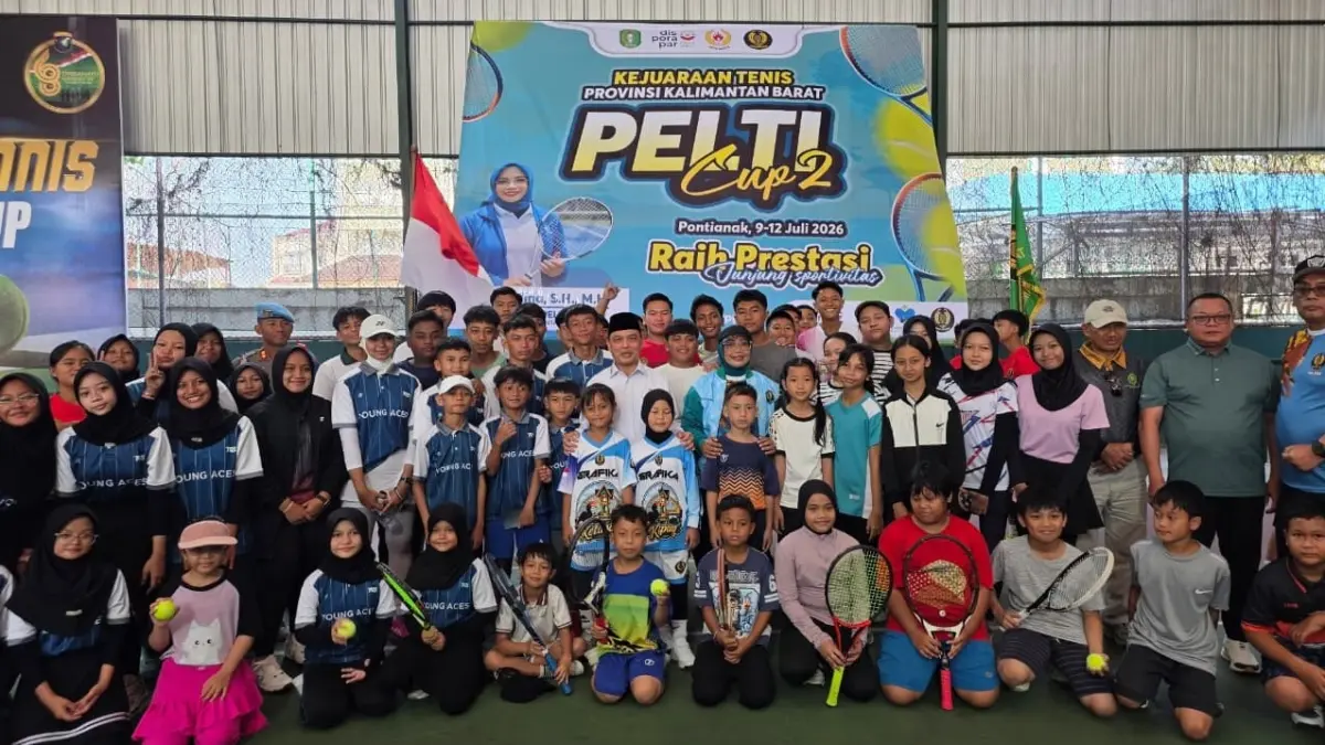 Gubernur Kalbar Ria Norsan berfoto bersama peserta Kejurprov Tenis Lapangan PELTI Cup II Kalimantan Barat 2026 di Lapangan Tenis Palapa, Pontianak. (ADPIM PROV KALBAR)