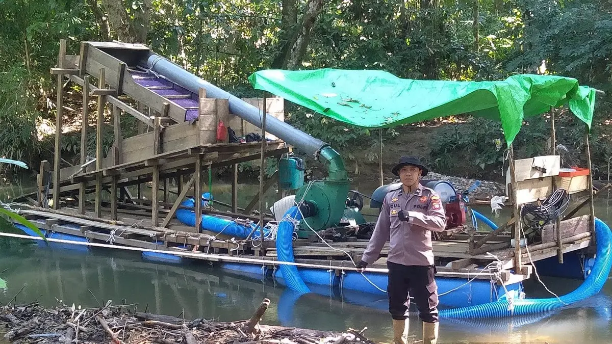 Salah satu mesin jack atau dompeng yang ditemukan petugas saat patroli di Desa Melawi Makmur, Kamis (9/7). (Humas Polri) 