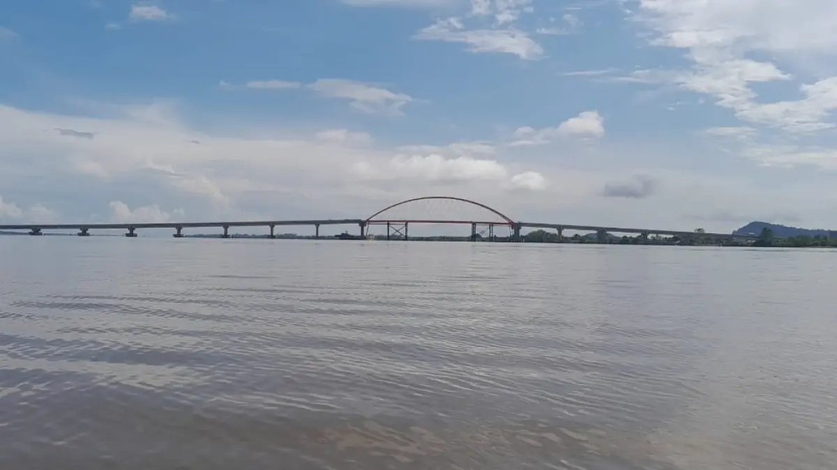 Sungai di Sambas yang dikaitkan sebagai asal mula nama Kabupaten Sambas. Sungai itu kini memiliki Jembatan yang bernama Jembatan Sungai Sambas Besar (DOK PONTIANAK POST)  
