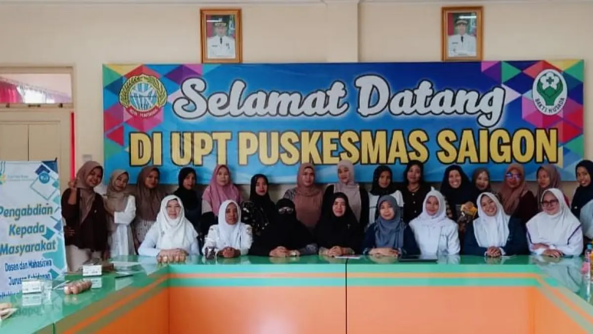 Tim dosen dan mahasiswa Poltekkes Kemenkes Pontianak bersama ibu hamil di UPT Puskesmas Saigon usai kegiatan edukasi persiapan persalinan untuk mewujudkan ibu yang mandiri, sehat, dan siap melahirkan.