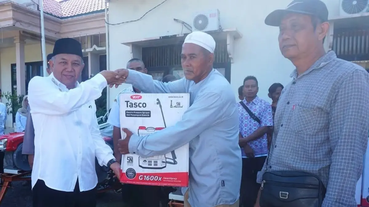 Wabup Juli Suryadi menyerahkan bantuan alsintan kepada salah satu kelompok penerima.