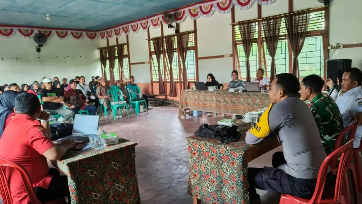 Warga Desa Pematang Gadung, Kecamatan MHS, mengikuti sosialisasi Perdes larangan membuka lahan dengan membakar, Rabu (8/7).(IST)
