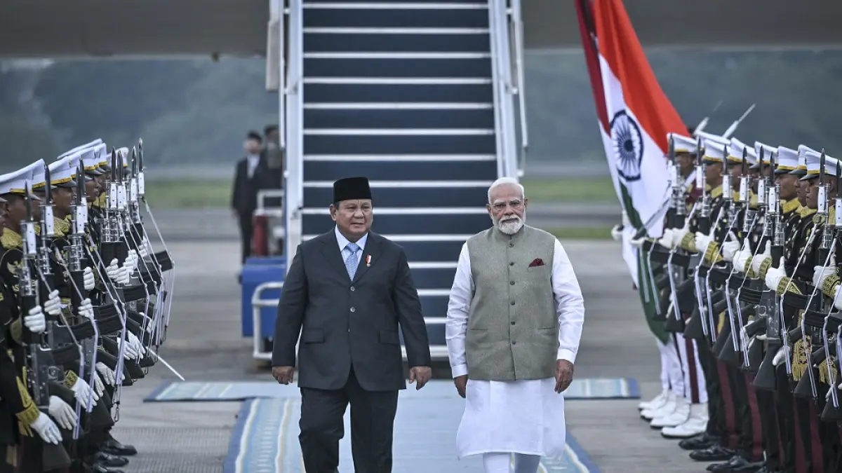 Presiden Prabowo Subianto menyambut kedatangan PM India Narendra Modi di Lanud Halim Perdanakusuma, Jakarta, Senin (6/7/2026). Salah satu poin pertemuan tersebut membahas kerja sama Indonesia dan India dalam pengembangan rare earth. (ANTARA FOTO/Bayu Pratama S)