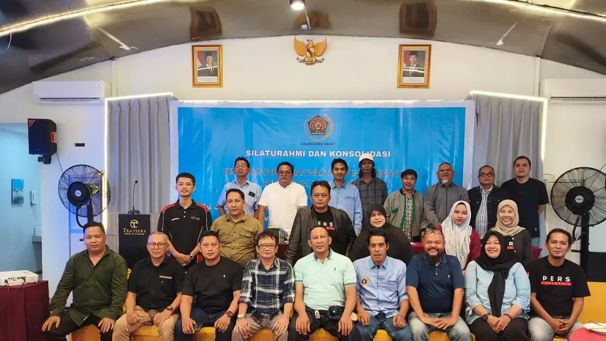 Pengurus Persatuan Wartawan Indonesia (PWI) Kalimantan Barat berfoto bersama usai kegiatan Silaturahmi dan Konsolidasi Pengurus di Pontianak, Sabtu (11/7/2026). Pertemuan tersebut membahas penguatan soliditas organisasi, peningkatan profesionalisme wartawan, persiapan Uji Kompetensi Wartawan (UKW), pembentukan kepengurusan PWI di kabupaten, serta persiapan menghadapi Porwanas 2027.