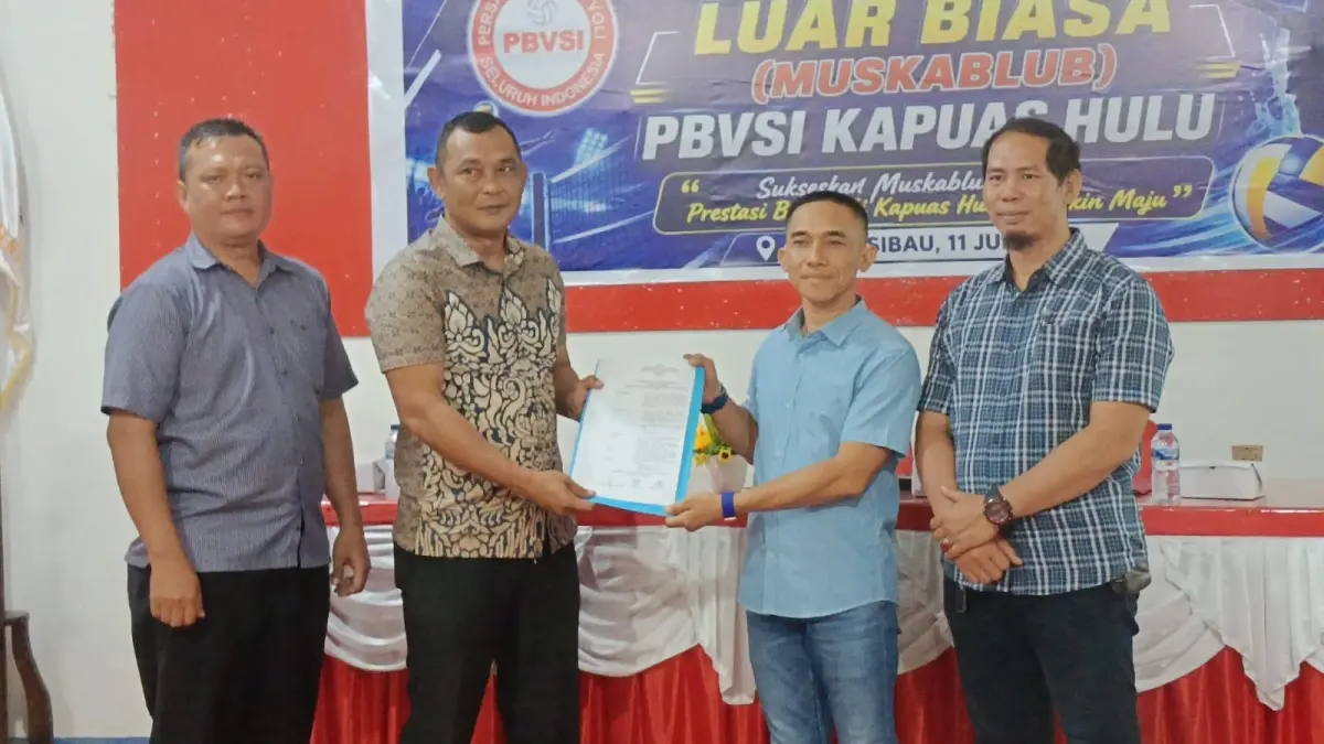 Abang Surahman (kemeja biru) saat menerima surat rekomendasi sebagai Ketua Pengkab PBVSI Kapuas Hulu masa bakti 2026-2030. (TAUFIK/PONTIANAK POST)