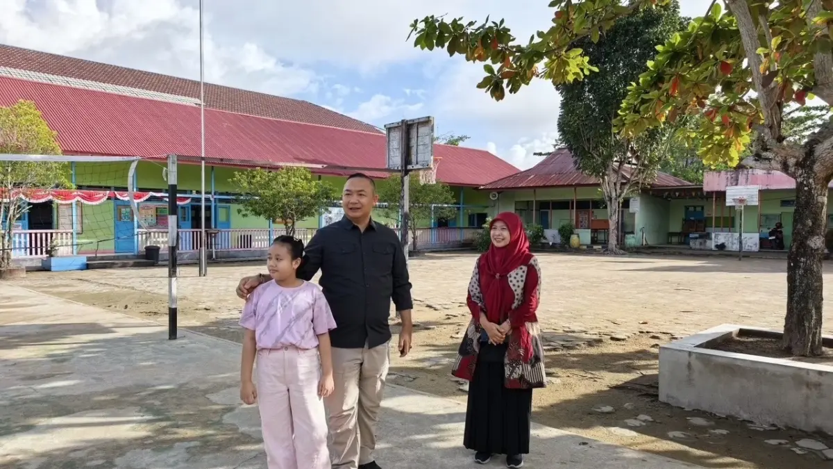 Alexander Wilyo, mengajak para ayah untuk mengantar anak ke sekolah pada hari pertama masuk sekolah. (ISTIMEWA)