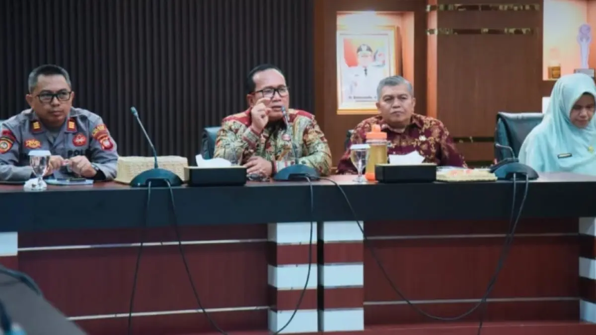 Bupati Kubu Raya, Sujiwo memimpin rapat pembahasan penataan kawasan dan pengelolaan Dermaga Rasau Jaya di Ruang Pammong Praja I, Kantor Bupati Kubu Raya, Kamis (9/7). (PROKOPIM KUBU RAYA)