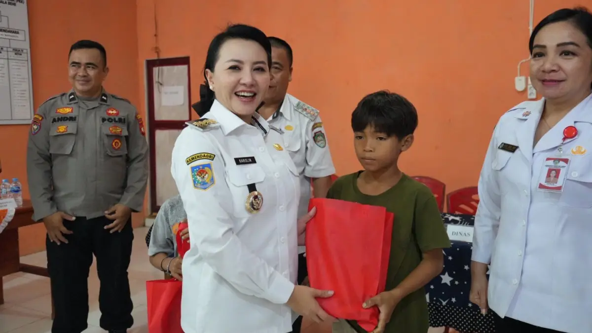Bupati Landak Karolin Margret Natasa menghadiri kegiatan sunatan massal dan pemeriksaan kesehatan gratis di Balai Desa Nyayum, Kecamatan Kuala Behe, Rabu (8/7) lalu. (HUMAS PEMKAB LANDAK)