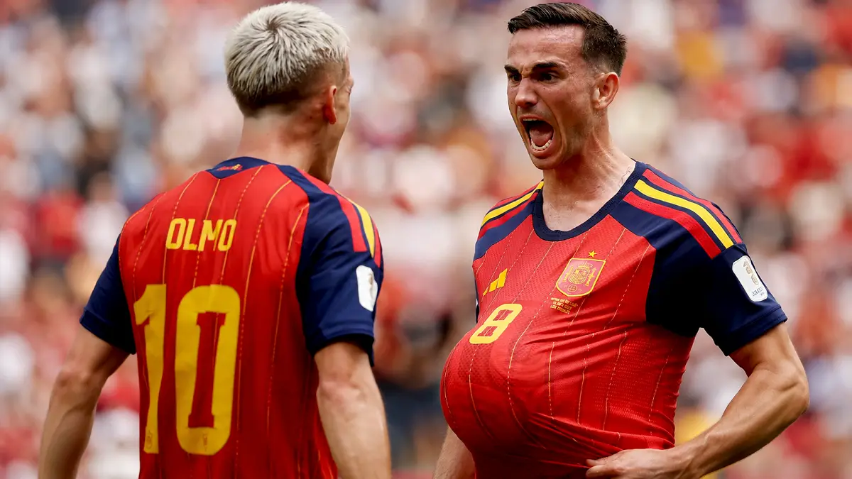 Fabian Ruiz berselebrasi bersama Dani Olmo usai mencetak gol pembuka Spanyol di menit ke-30. (IG@sefutbol)  