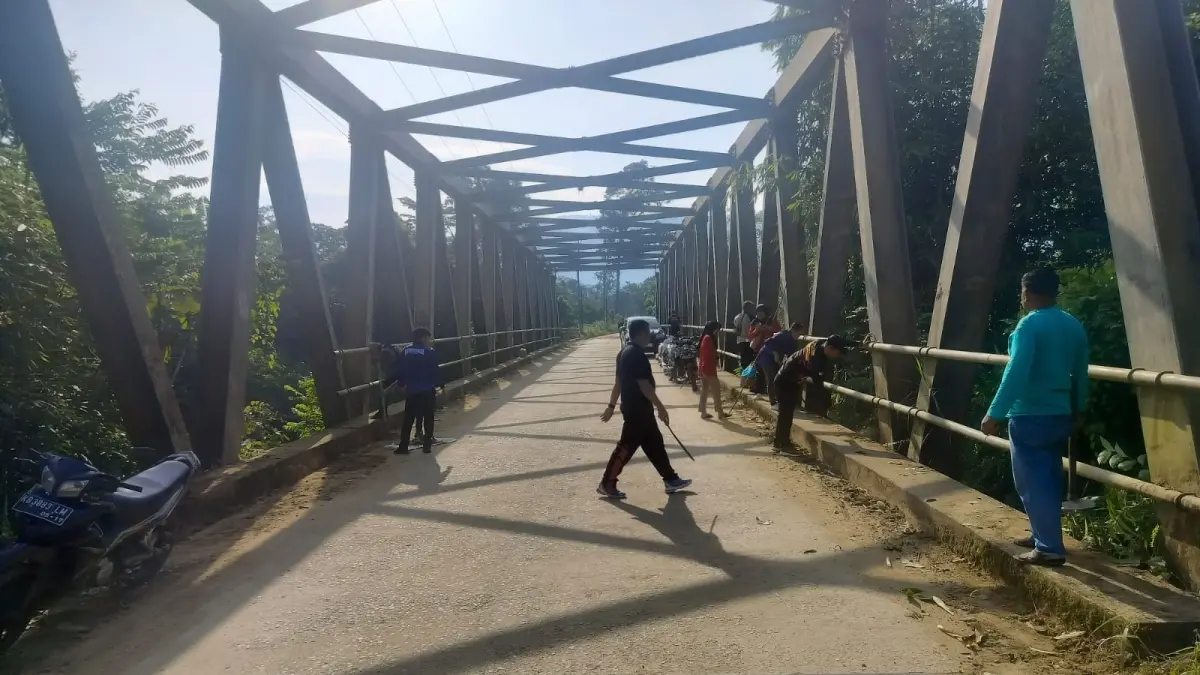 Forkopincam Air Besar bersama TNI dan Polri menggelar gotong royong membersihkan kawasan jembatan Serimbu pada Jumat (10/7). (HUMAS POLRES LANDAK)