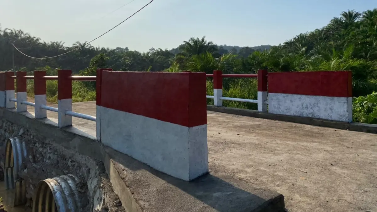 Jembatan Aramco di Desa Riyai telah selesai dibangun dan dilalui warga setempat pada Jumat (10/7). (ISTIMEWA)&nbsp;