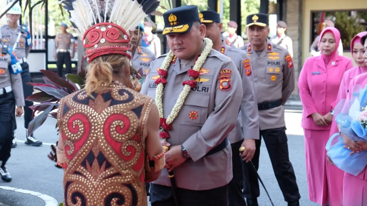 Kapolda Kalbar, Irjen Pol Alberd Teddy Benhard Sianipar mengikuti ritual adat penyambutan saat tiba di Mapolda Kalbar, Jumat (10/7) pagi.&nbsp; (POLDA KALBAR FOR PONTIANAK POST)