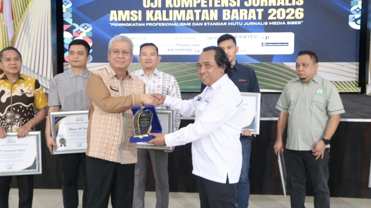 Ketua AMSI Kalimantan Barat Muhlis Suhaeri menyerahkan plakat kepada Pemprov Kalbar yang diterima Sekretaris Daerah Kalbar, Harisson. (ADPIM PEMPROV KALBAR)