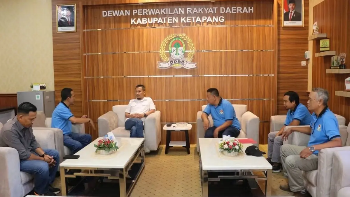 Ketua DPRD Ketapang, Achmad Sholeh, menerima audiensi pengurus Himpunan HNSI DPC Ketapang, di ruang kerjanya, Jumat (10/7). (ISTIMEWA)