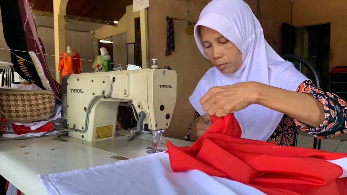 Penjahit lokal mengerjakan pesanan 1.000 bendera merah putih yang bakal dikibarkan dalam Ekspedisi Merah Putih di Kabupaten Sambas jelang hari kemerdekaan. (ISTIMEWA)
