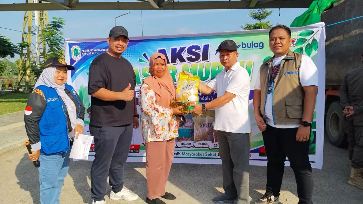 Penyerahan simbolis sembako murah kepada warga di Taman Siluk Putussibau, Jumat (10/7). (ISTIMEWA)
