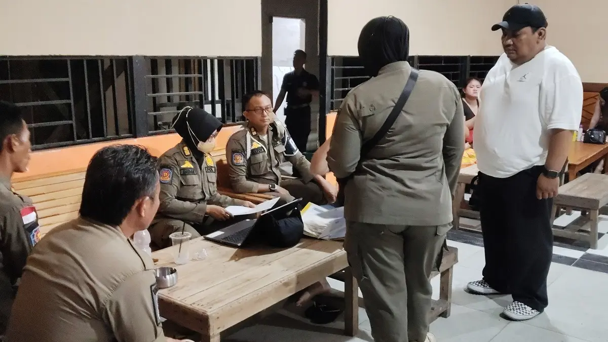 Petugas Sat Pol PP Kapuas Hulu saat mendatangi kafe di Kapuas Hulu untuk melakukan pendataan. (ISTIMEWA)