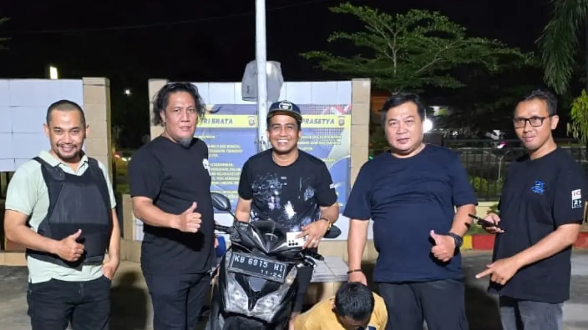 Polsek Pontianak Timur saat mengamankan seorang pria berinisial KP (27) yang diduga terlibat dalam tindak pidana pencurian sepeda motor.// Humas Polresta Pontianak