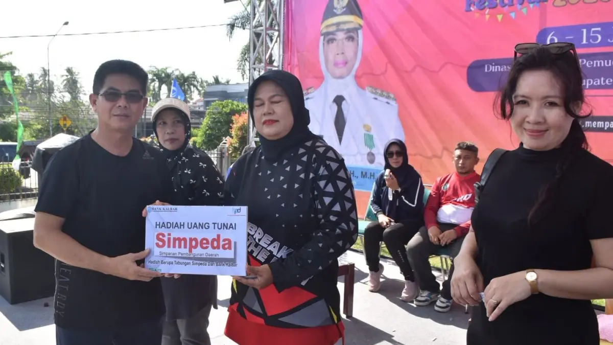 Sekda Abdul Malik saat menyerahkan hadiah dalam kegiatan senam bersama dan PPPD.